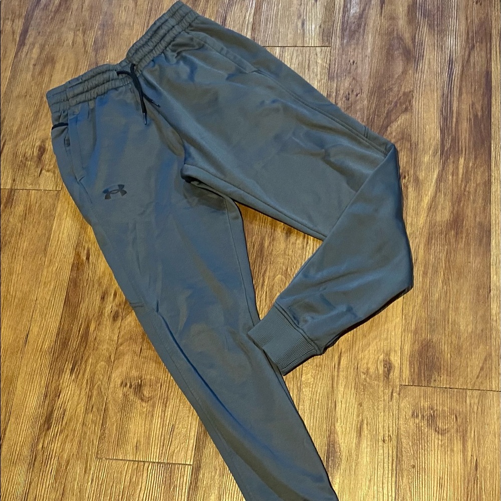Men’s Under Armour Pants - Size Medium